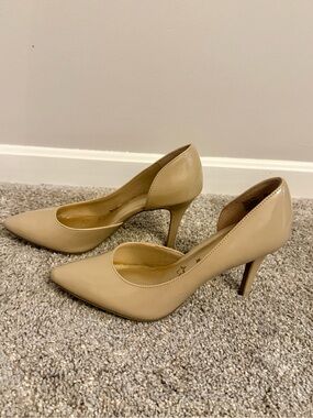 Classic Nude Patent Pointed-Toe Pumps. Women’s Size 7.